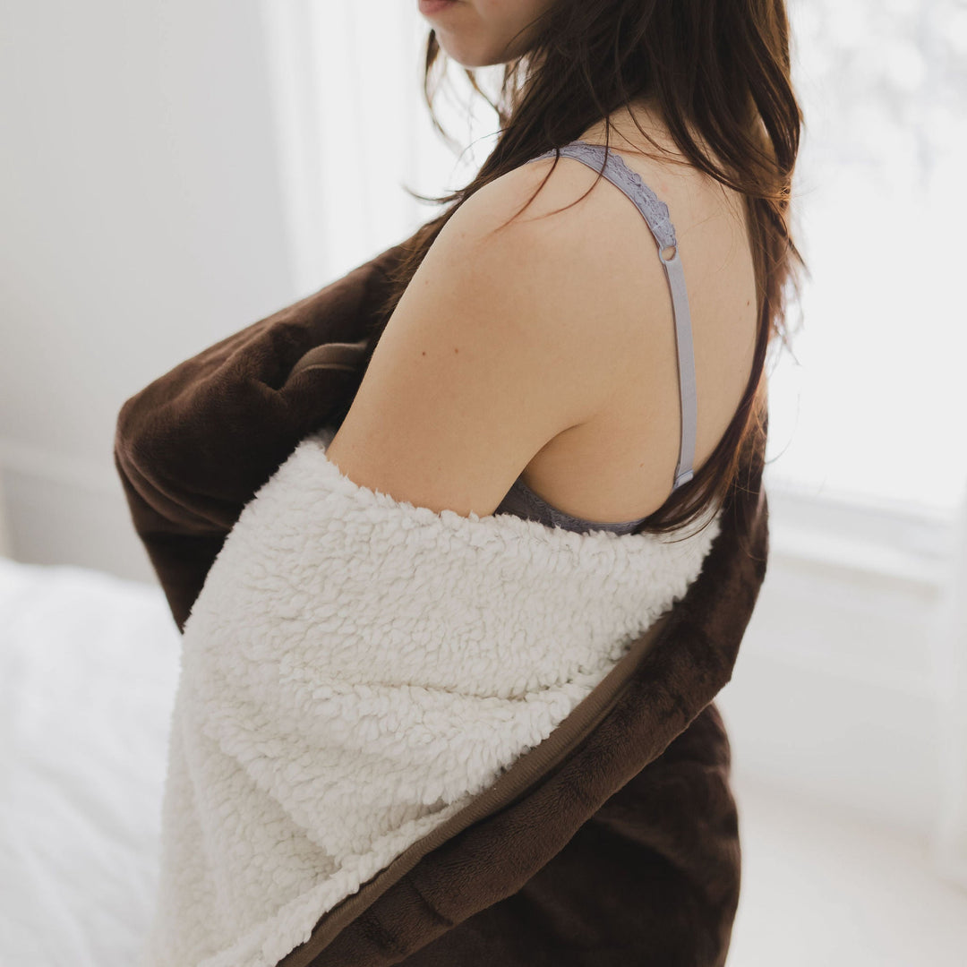 Completely waterproof Free Bleed® Blanket - Cocoa | YoniEgg.com